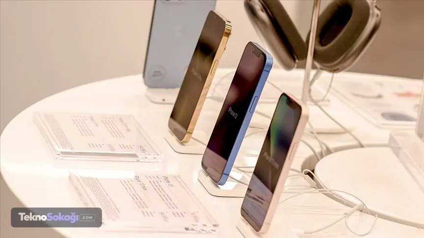 2026 yılına ilişkin küresel akıllı telefon satış verileri açıklandı. Pazar araştırma şirketi Counterpoint Research tarafından paylaşılan listede, Apple’ın güçlü performansı dikkat çekti.Verilere göre Apple, iPhone 17 serisi ile satışlarda açık ara öne çıkarken, markanın üç modeli listenin ilk üç sırasını tamamen doldurdu.