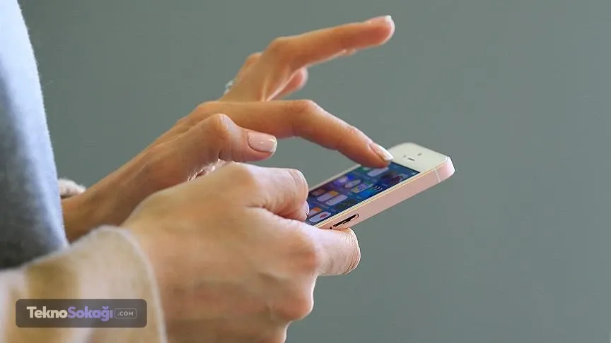 Samsung ve Xiaomi listedeİlk üçü Apple’ın domine etmesinin ardından listede Samsung ve Xiaomi modelleri de yer aldı. Samsung’un Galaxy A serisi modelleri orta segmentte güçlü satış performansı göstererek listeye girmeyi başardı.