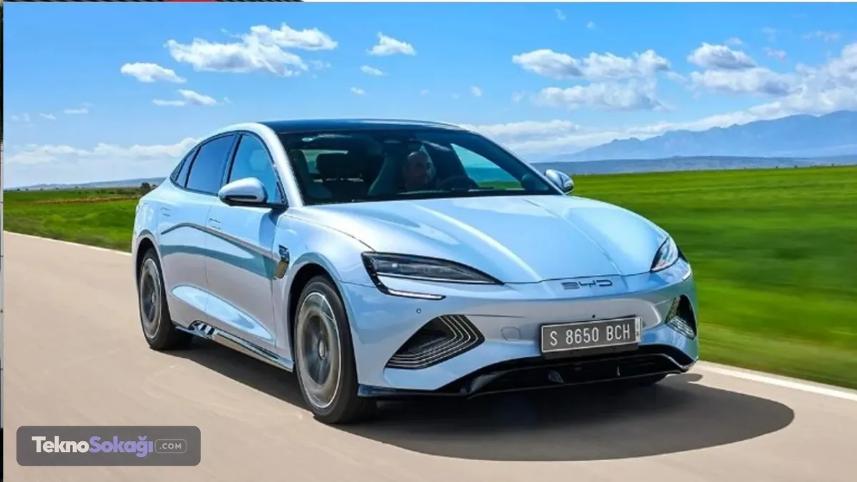 Çin'de katı hal pili savaşı kızıştı: Hedef 2027!BYD'nin bu hamlesi, Çinli rakiplerinin vites artırdığı bir döneme denk geldi. Küresel pil pazarında adeta bir teknoloji yarışı yaşanıyor:CALB, enerji yoğunluğu rekor kıran tamamen katı hal pil prototipini tanıttı.Chery, 2027 yılında tamamen katı hal pillerini araç entegrasyon testlerine sokacağını duyurdu.CATL, sülfür bazlı piller için patentlerini tescilleyerek 2027'de pilot üretime başlayacağını açıkladı.