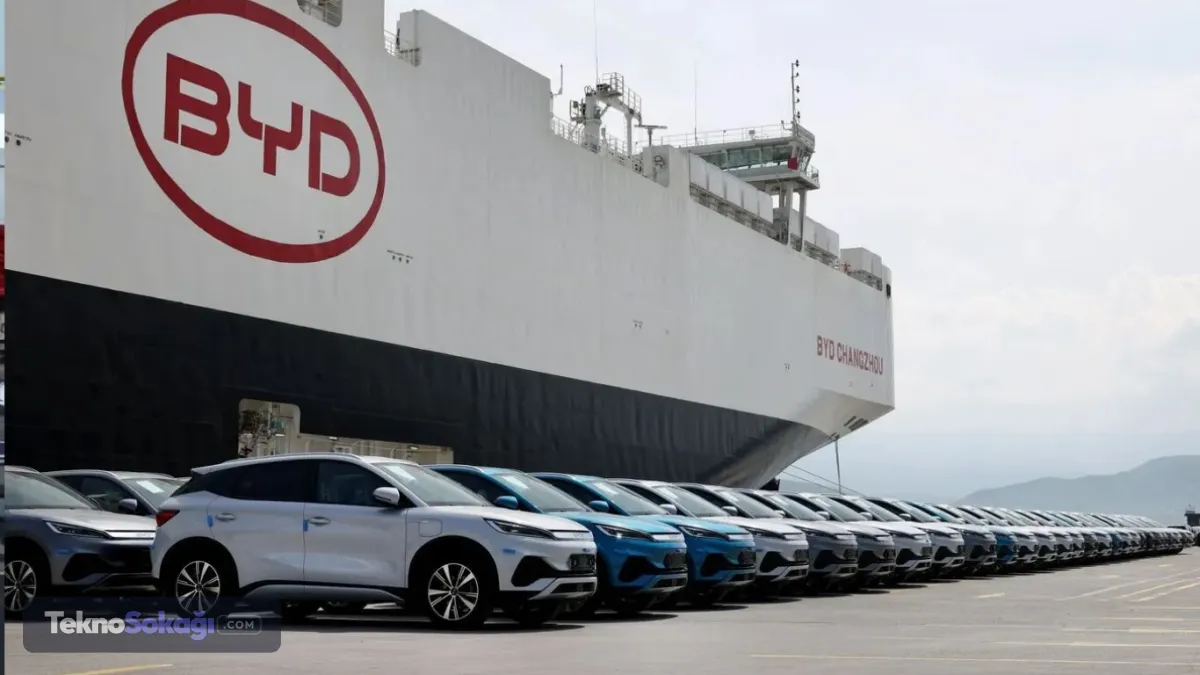 Ucuz modeller yerine lüks otomobiller geliyorTemmuz 2024’te imzalanan tarihi anlaşma gereği BYD, Manisa’da 1 milyar dolarlık yatırımlarla yıllık 150 bin araç kapasiteli fabrika kurma taahhüdü karşılığında, Türkiye'ye getirdiği araçlarda yüzde 40'lık ilave gümrük vergisinden muaf tutulmuştu. 2026 sonunda üretime başlaması ve 5 bin kişiye istihdam sağlaması beklenen marka, şu an Türkiye pazarında 