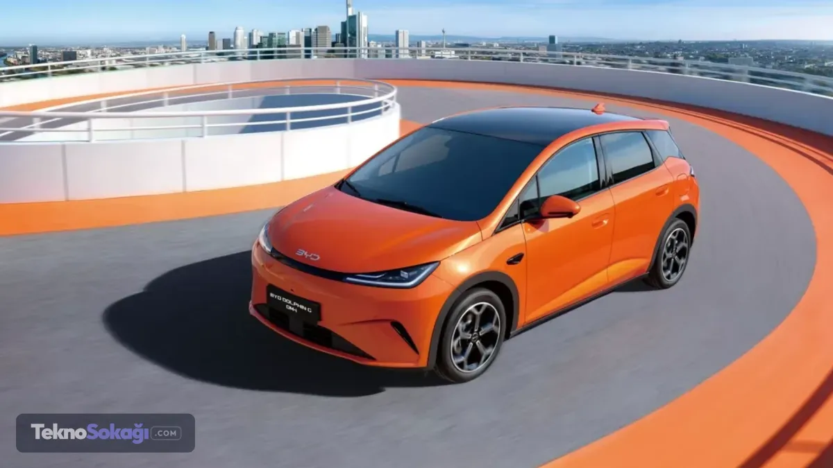 1.000 kilometre menzilAsıl dikkat çeken nokta ise aracın menzil tarafında sunduğu iddia. BYD’nin Super Hybrid DM-i teknolojisini kullanan model, günlük kullanımda tamamen elektrikli sürüş imkanı da sunuyor. 1.5 litrelik benzinli motor ile elektrik motorunun birlikte çalıştığı sistem sayesinde Dolphin G DM-i’nin toplam menzilinin 1.000 kilometrenin üzerine çıkacağı belirtiliyor. Açıkçası bu rakam, özellikle uzun yol yapan kullanıcılar için oldukça iddialı görünüyor Araç için iki farklı versiyon konuşuluyor. Active paketinde 166 beygir güç, 7.8 kWh batarya ve yaklaşık 40 kilometrelik tamamen elektrikli sürüş menzili sunulacak. Daha güçlü olan Boost versiyonunda ise 212 beygir güç, 18 kWh batarya ve yaklaşık 90 kilometre saf elektrikli menzil yer alacak.