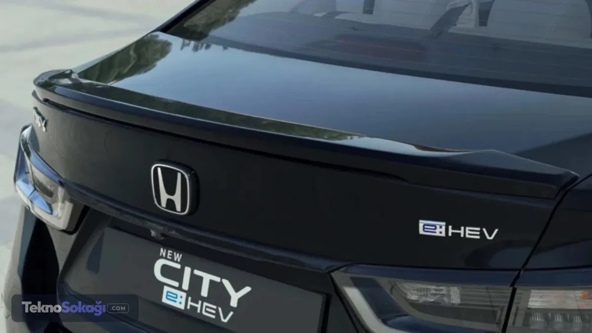 Kaputun altında iki canavar: Hibrit motor şov yapıyor!Makyajlı Honda City, Hindistan pazarında sürücülerin karşısına iki farklı karakterde motor seçeneğiyle çıkıyor. Performans ve şanzıman detayları ise şu şekilde:Standart benzinli: 1.5 litrelik dört silindirli atmosferik benzinli motor, 121 beygir güç ve 145 Nm tork üretiyor. Sürücüler bu motoru 6 vitesli manuel şanzıman veya konfor odaklı 7 vitesli CVT otomatik şanzımanla satın alabilecek.