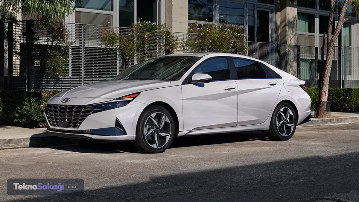 Resmi güvenlik raporlarına yansıyan bilgilere göre, 2024 ile 2026 model yılları arasında üretilen 54 bin 337 adet Elantra Hybrid aracı bu riskli grupta yer alıyor. Düzenleyici kurum, aşırı ısınmanın sistem montaj grubunda ve iç bileşenlerde lokal termal hasar oluşturabileceğine dikkat çekti.