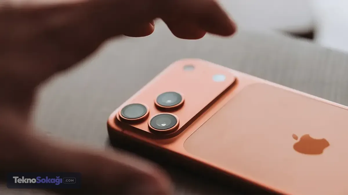 Konum paylaşımında yeni dönemŞubat ayında yayınlanan iOS 26.3 sürümüyle birlikte kullanıcılar, operatörlerin hassas konum takibini sınırlandırabiliyor. Yeni sistem sayesinde tam adres yerine yalnızca mahalle düzeyinde genel konum paylaşımı yapılabiliyor.Güncelleme ayrıca Android’e geçiş yapmak isteyen kullanıcılar için veri aktarım sürecini de kolaylaştırıyor. iPhone transfer moduna alındığında, Android cihazlar üzerinden hızlı veri aktarımı sağlanabiliyor.