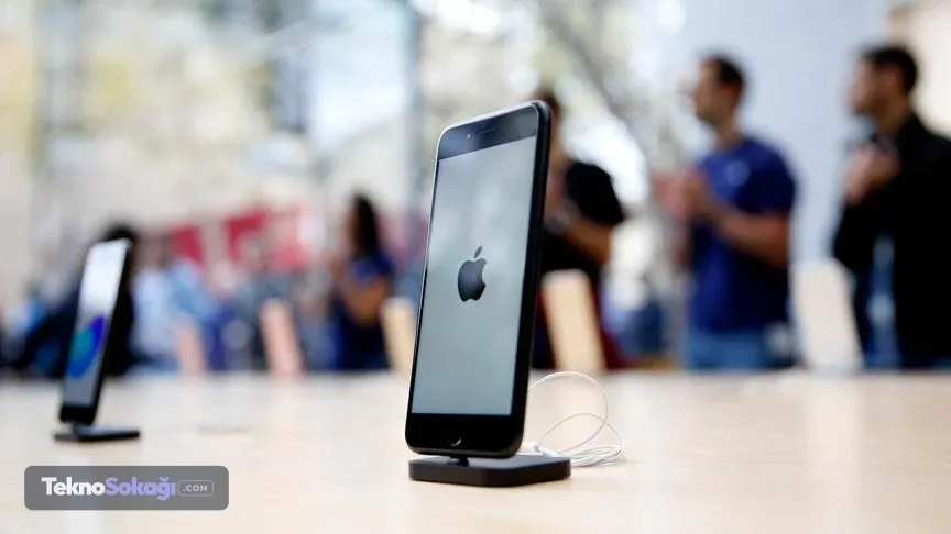 Yapay zekâ destekli müzik özellikleri geldiiOS 26.4 güncellemesi ise daha kapsamlı yeniliklerle öne çıktı. Apple Music’e eklenen “Yakınındaki Konserler” özelliği, kullanıcıların dinlediği sanatçılara göre çevredeki etkinlikleri listeleyebiliyor.Bunun yanında “Playlist Playground” sistemi sayesinde kullanıcılar, yapay zekâ komutlarıyla kişiselleştirilmiş çalma listeleri oluşturabiliyor.