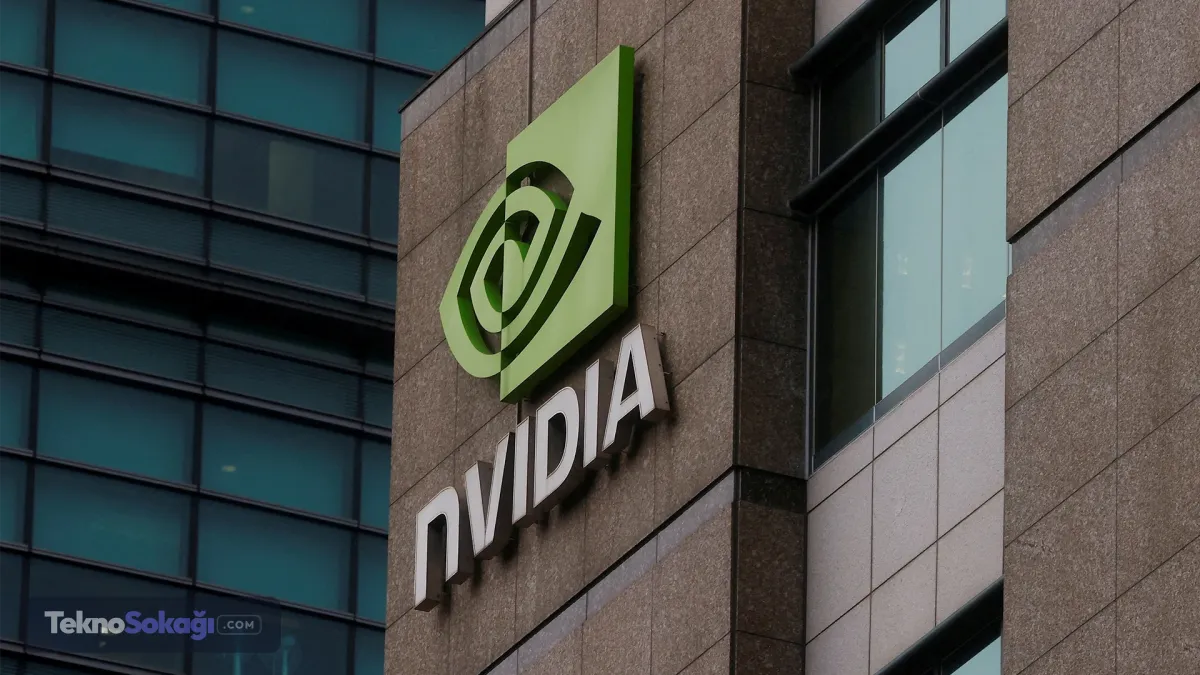 Yapay zeka ve yarı iletken sektörünün küresel lideri Nvidia'nın CEO'su Jensen Huang, Stanford Üniversitesi'nde konuk konuşmacı olarak katıldığı bir etkinlikte, teknoloji dünyası ve uluslararası siyaset gündemini sarsacak ifadeler kullandı. ABD yönetiminin, rakiplerine gelişmiş yapay zeka çipleri satılmasını engellemeye yönelik uyguladığı ihracat kısıtlamalarına açıkça karşı çıkan Huang, bu hamlelerin uzun vadede geri tepeceğini ve Amerikan teknoloji ekosisteminin kendisine zarar vereceğini ileri sürdü.