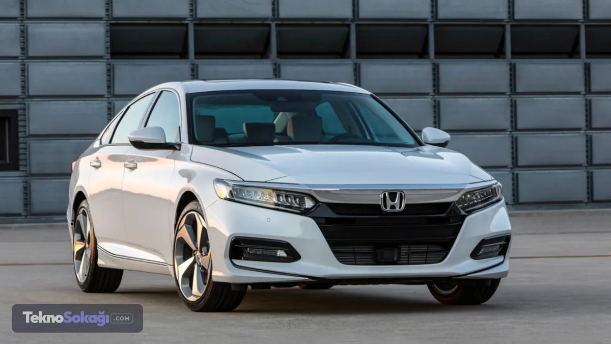 Honda Accord2018 model ve sonrası yeni nesil 1.5 VTEC Turbo motorlar, kronik dertleriyle sürücüleri bezdirmiş durumda. Kronikleşen klima kondansatörü ve yakıt sistemi arızalarının yanı sıra bu motorların asıl büyük kabusu "yağ sulandırma" riski. Özellikle soğuk iklimlerde kısa mesafe yapan araçlarda, yanmamış yakıtın motor yağına karışarak yağ seviyesini yükseltmesi ciddi masraflara kapı aralıyor.
