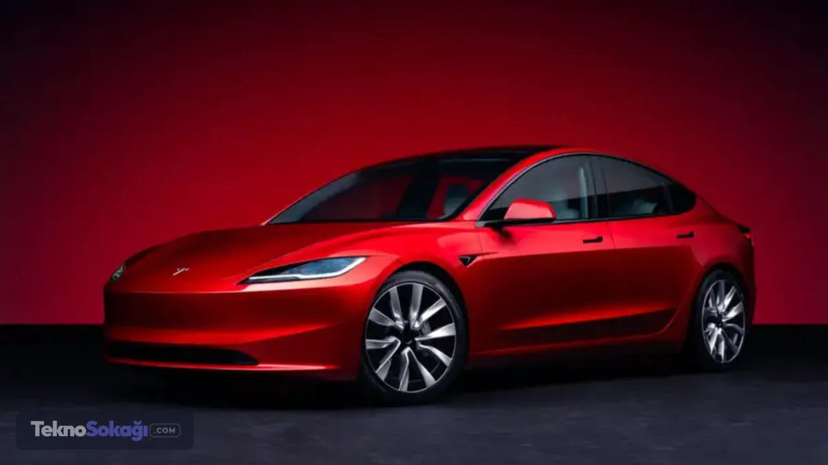 Tesla Model 3Piyasayı kasıp kavuran Tesla Model 3, boya hataları, zayıf işçiliği ve kabin içi trim sesleriyle kullanıcılarını hayal kırıklığına uğrattı. Ancak sürücülerin güvenliğini doğrudan tehdit eden asıl kronik sorun, tam otonom sisteminde gizli. Sistem kameralarının köprüleri ya da yol işaretlerini birer tehlike gibi algılaması, aracın yüksek hızlarda bile durup dururken aniden yavaşlamasına, yani tehlikeli "Hayalet Frenleme" problemine neden oluyor.