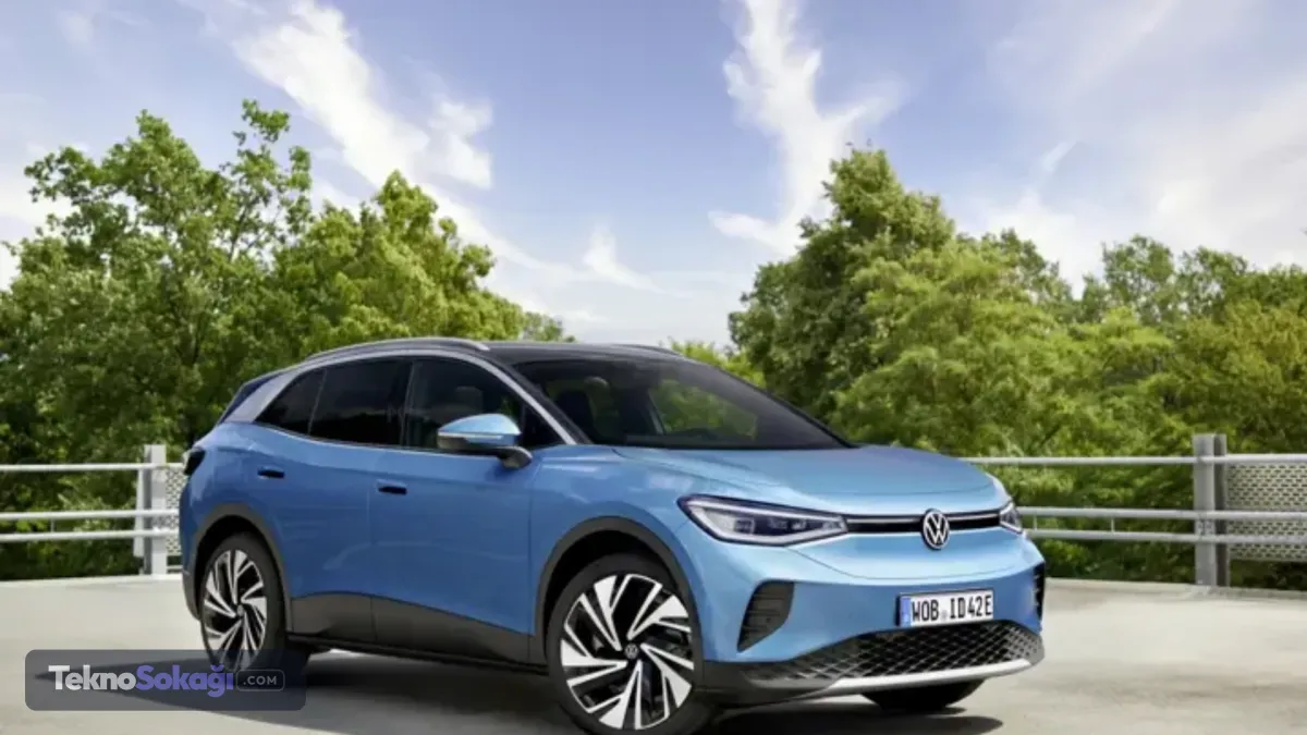 Volkswagen ID4Yazılım hataları ve bilgi-eğlence sistemindeki istikrarsızlıkla öne çıkan araç, sürücülere zor anlar yaşatıyor. Gelen şikayetlerin merkezinde ise multimedya ekranının sık sık kilitlenmesi ve tamamen siyah ekrana düşerek kararması yer alıyor.