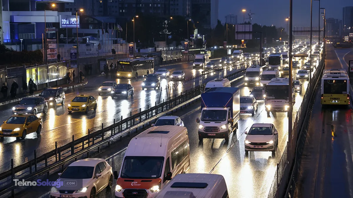 Giderek artan yaşam maliyetleri ve ekonomik parametreler, trafik güvenliği üzerinde ciddi riskler oluşturmaya başladı.Zorunlu trafik sigortası ve kasko ücretlerindeki fahiş yükselişler ile fiyatlandırma farklılıkları nedeniyle vatandaşların araçlarını sigortalatmakta zorluk çektiği ve güvencesiz araç sayısının her geçen gün arttığı bildirildi.