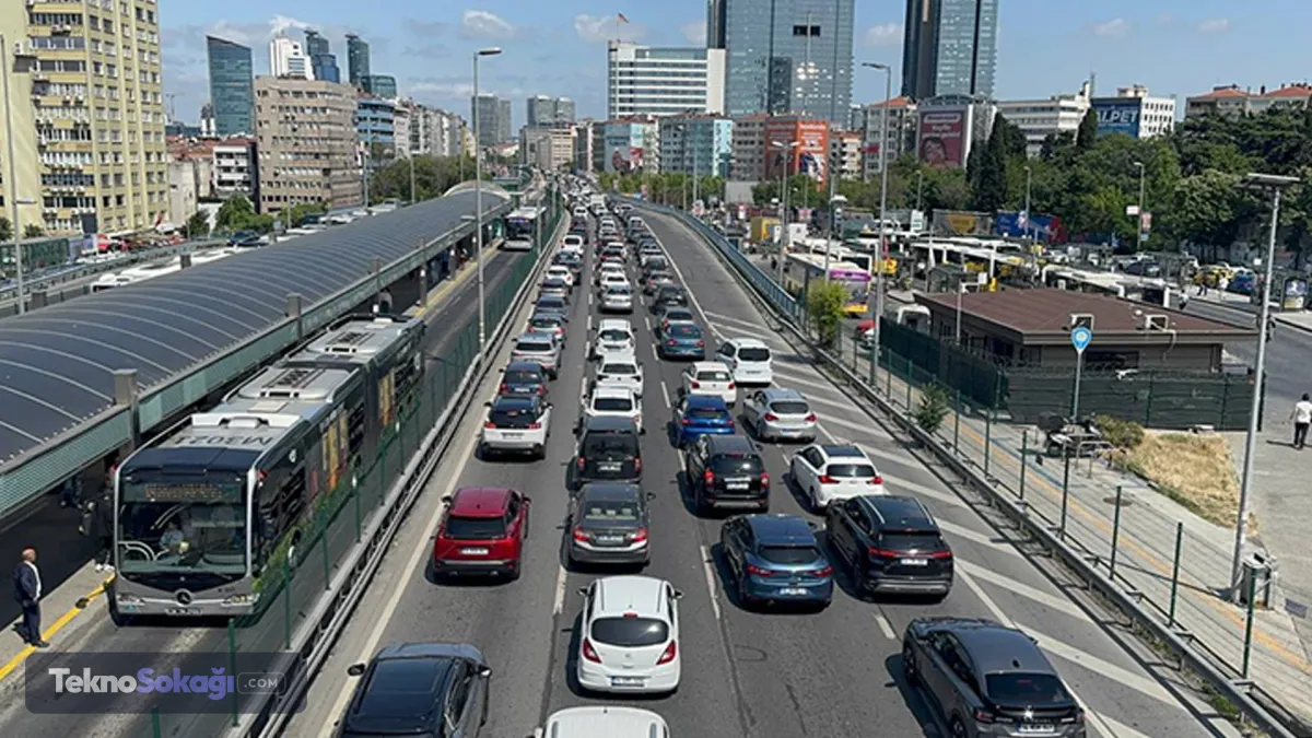 Yüksek primler sistem dışına itiyorTürkiye Esnaf ve Sanatkarları Konfederasyonu Genel Başkanı Bendevi Palandöken, sigorta sektöründeki yüksek fiyatlamaların araç sahipleri üzerinde oluşturduğu mali baskının altını çizdi. Sigorta maliyetlerinin ödenebilir sınırları aştığına işaret edilerek, yüksek primlerin vatandaşları sigorta yaptırmaktan uzaklaştırdığı ve trafikteki riskleri büyüterek güvencesiz bir ortam yarattığı belirtildi.