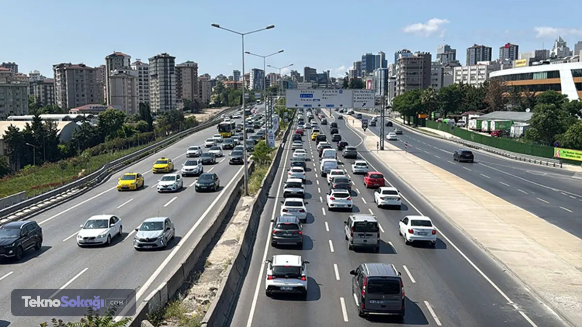 Fiyat farkları güveni zedeliyorAynı araç ve sürücü profili için farklı sigorta şirketlerinden birbirinden bağımsız ve değişken fiyat teklifleri sunulmasının piyasada ciddi bir başıboşluk hissi yarattığı vurgulandı. Sektörde fiyatlama ve uygulama birliğinin acilen sağlanmasının önemi hatırlatılarak, standartların eksikliğinin vatandaşın sisteme duyduğu güveni temelinden sarstığı ifade edildi.