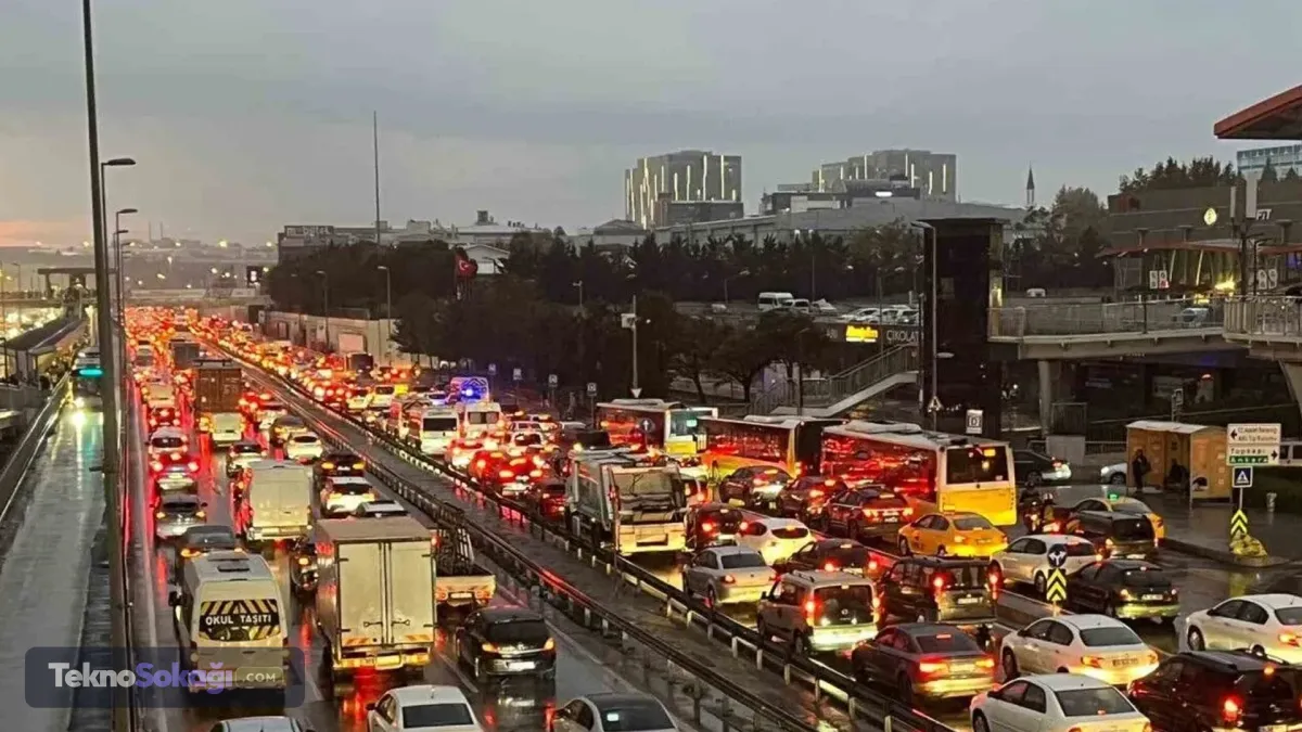 Yürütme maliyetleri bel büküyorAraç sahiplerinin sadece sigorta yüküyle boğuşmadığı, akaryakıt fiyatları, bakım-onarım ve yedek parça giderleri, köprü ve otoyol geçiş ücretleri ile artan trafik cezalarının devasa bir maliyet sarmalı oluşturduğu kaydedildi. Araç kullanmanın artık bir lüks haline geldiği belirtilerek, ulaşımla ilgili tüm kalemlerde vatandaşın yükünü hafifletecek acil düzenlemeler yapılması yönünde çağrıda bulunuldu.