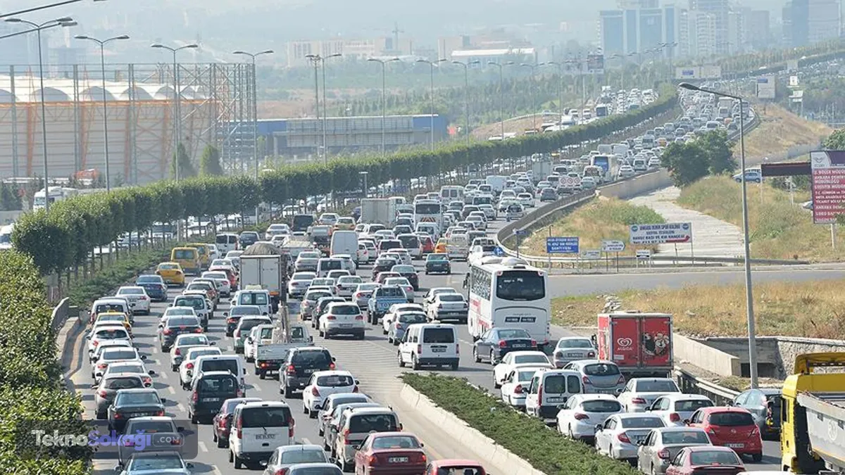 Her beş araçtan biri sigortasızPaylaşılan güncel istatistikler, trafikteki sigorta krizinin ulaştığı tehlikeli boyutu gözler önüne seriyor. Yaklaşık 34 milyon kayıtlı aracın bulunduğu Türkiye'de, 7 milyon civarında aracın sigortasız olduğu ve yollardaki yüzde 20,5'lik kesimin yasal bir koruma olmaksızın seyahat ettiği görülüyor. Olası kazalarda sigortasız araçların yaratacağı mali hasarın kamusal bir havuz olan Güvence Hesabı'nı ve makroekonomik dengeleri tehdit ettiği değerlendirilirken, taban ve tavan fiyat standardı ile gerçek sürücü profili analizine dayanan geciktirilemez bir reform ihtiyacı olduğu ortaya çıkıyor.