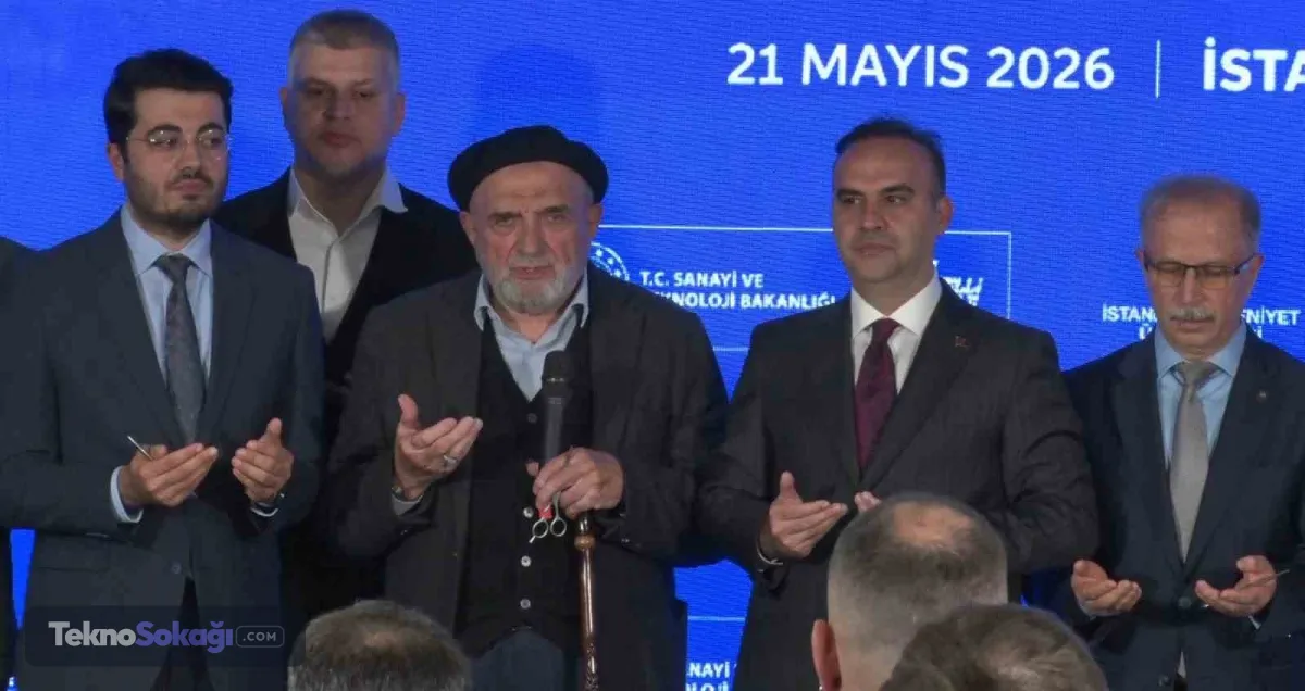 “Savunmada yerli üretim kapasitesi güçlendi”Bakan Kacır, Türkiye’nin artık insansız hava araçları, mühimmat, uçak, helikopter, uydu ve radar sistemlerini geliştiren bir ülke haline geldiğini belirtti. İnsansız hava aracı üretiminde küresel ölçekte lider konumda bulunulduğunu vurgulayan Kacır, bu başarının Milli Teknoloji Hamlesi’nin sonucu olduğunu söyledi.Savunma sanayiinde elde edilen kabiliyetin diğer sektörlere de taşındığını aktaran Kacır, Türkiye’nin mobilite, yapay zeka, uzay teknolojileri ve biyoteknoloji gibi alanlarda da üretim kapasitesini artırmayı hedeflediğini dile getirdi.