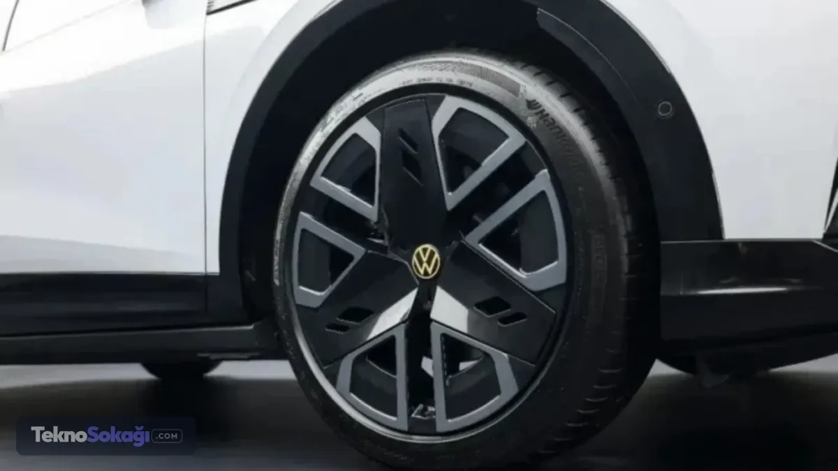 Fiyatı belli olduVolkswagen Anhui ortak girişimi tarafından üretilen ID. Unyx 07, markanın Xpeng ile birlikte geliştirdiği yeni nesil CEA mimarisini (kombine elektronik mimari) kullanan dünyadaki ilk model oldu.Çin pazarında iki farklı donanımla satışa çıkan aracın giriş seviyesindeki "Pure" versiyonu normalde 19.100 dolarlık bir liste fiyatına sahip. Ancak Volkswagen, lansmana özel öyle bir kampanya patlattı ki aracın fiyatı bir anda 16.200 dolara (yaklaşık 525.000 TL) kadar geriledi. Bu fiyat, rakiplerinin giriş seviyesi hatchback modellerinden bile ucuz olmasıyla piyasada şok etkisi yarattı.