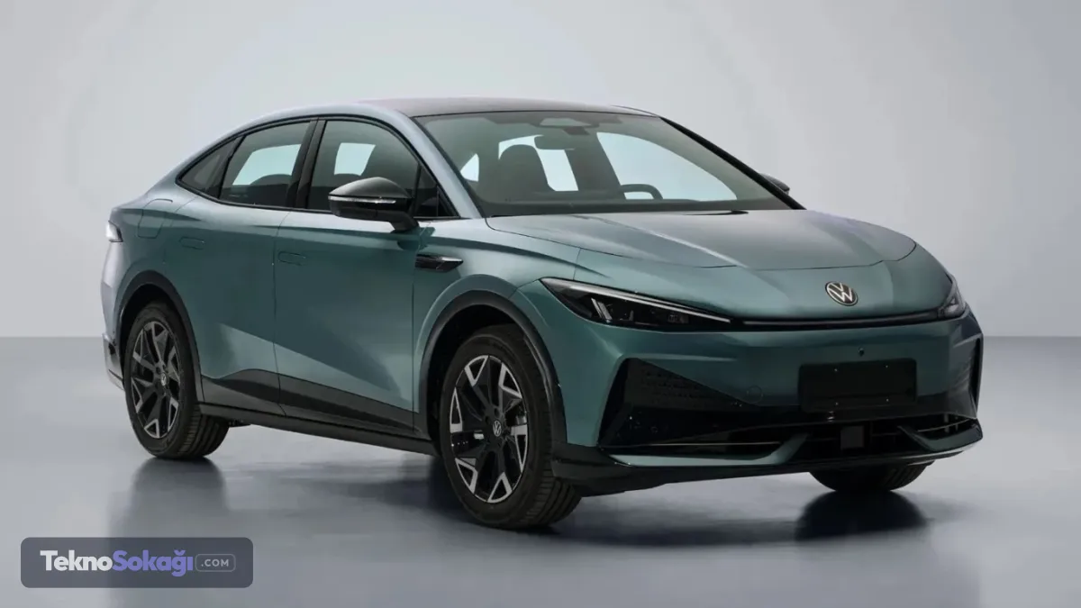 Kokpit değil adeta teknoloji üssü: Tam 4 ekran!Volkswagen, ID. Unyx 07'nin iç mekanında teknolojinin sınırlarını zorlamış. Araç içerisinde sürücü ve yolcuları şu ekran ordusu karşılıyor:10 inç dijital gösterge paneli,15 inçlik dev merkezi multimedya ekranı,Ön cama yansıtmalı 27 inçlik artırılmış gerçeklik destekli Head-Up Display (HUD),Yolcu tarafına özel konumlandırılmış 12 inçlik ikinci bir eğlence ekranı.Gücünü Qualcomm 8676 işlemci platformundan alan bu sistem, yapay zeka destekli büyük dil modeli sayesinde tıpkı bir insan gibi doğal dil işleme ve gelişmiş sesli komut yeteneğine sahip. 1,6 metrekarelik devasa panoramik cam tavan, 30 renkli ambiyans ve 12 hoparlörlü HiFi ses sistemi de kabindeki lüksü tamamlıyor.