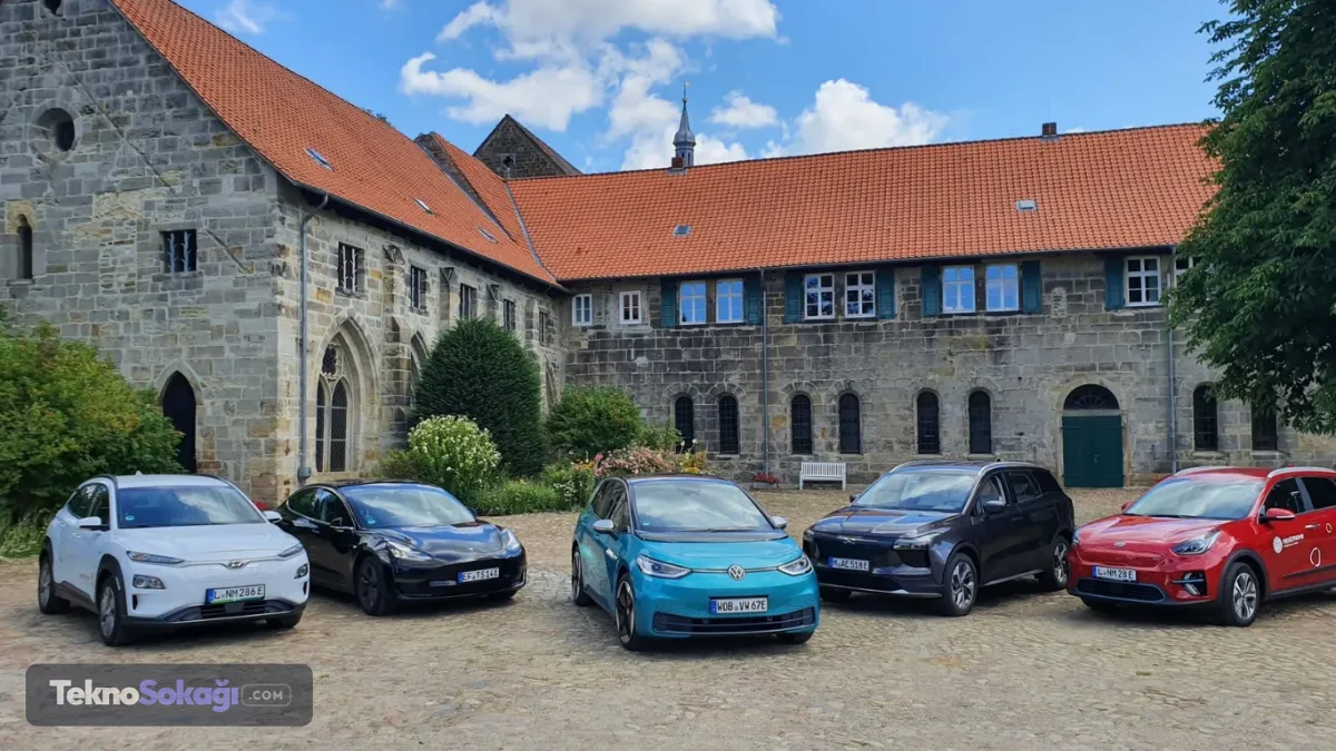 Erfurt Bölge Mahkemesi'nde işlemler başladıAlmanya merkezli yeşil mobilite devi Nextmove, kendi kendini yönetme (öz yönetim) yoluyla resmi iflas başvurusunu gerçekleştirdi. Erfurt Bölge Mahkemesi'nde 1 Haziran'dan bu yana gizlilikle yürütülen yasal işlemler kamuoyuna duyuruldu. Merkezi Thüringen eyaletinin Arnstadt şehrinde bulunan şirketin, bu başvuruyla tamamen kapısına kilit vurmayı değil, yasal koruma altında yeniden yapılanarak faaliyetlerine sıfırdan devam etmeyi hedeflediği belirtildi.