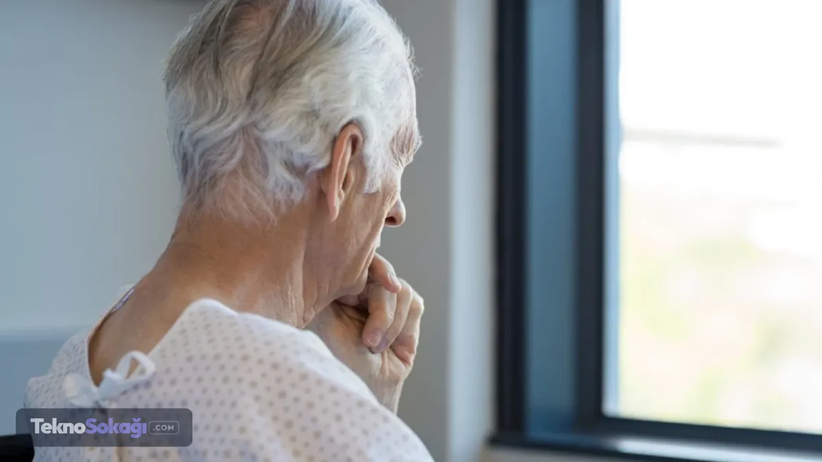 Geliştirilen yapay zeka sistemi; katılımcıların yaşı, uyku kalitesi, kan basıncı, sigara kullanımı ve depresyon geçmişi gibi kritik Alzheimer tetikleyicilerini göz arkasındaki damar haritasıyla eşleştirdi. Analiz sonucunda, ilerleyen yıllarda Alzheimer teşhisi alacak kişilerin retinalarında, henüz ortada hiçbir semptom yokken bile çok karakteristik, mikroskobik düzeyde yapısal değişimler başladığı tescillendi.