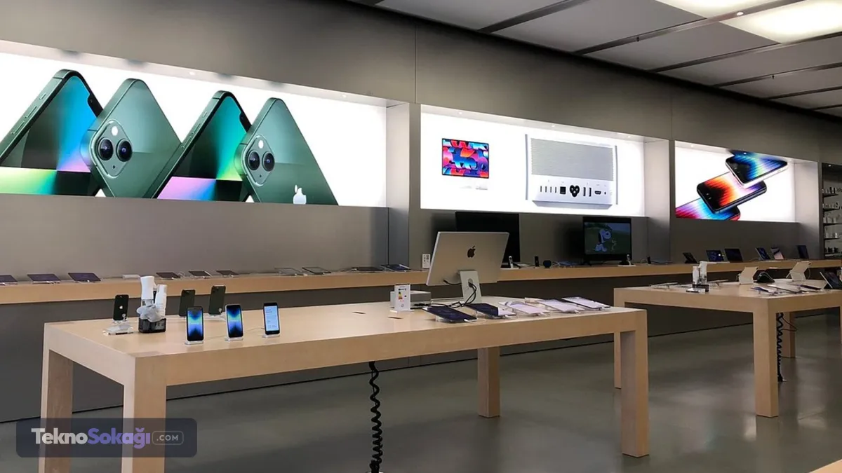 Yeni MacBook ve iPad fiyatları ne kadar oldu?Yapılan güncellemeyle birlikte Apple mağazasındaki giriş segmenti ve profesyonel cihazların fiyatları ciddi oranda yükseldi. İşte Apple Store'da güncellenen yeni fiyatlar:MacBook Neo Giriş Versiyonu: 599 dolardan 699 dolara yükseldi (100 dolar zam).MacBook Air 512GB: 1099 dolardan 1299 dolara yükseldi (200 dolar zam).MacBook Pro 1TB: 1699 dolardan 1999 dolara yükseldi (300 dolar zam).iPad Air 128GB: 599 dolardan 749 dolara yükseldi (150 dolar zam).iPad Pro Wi-Fi 256GB: 999 dolardan 1199 dolara yükseldi (200 dolar zam).