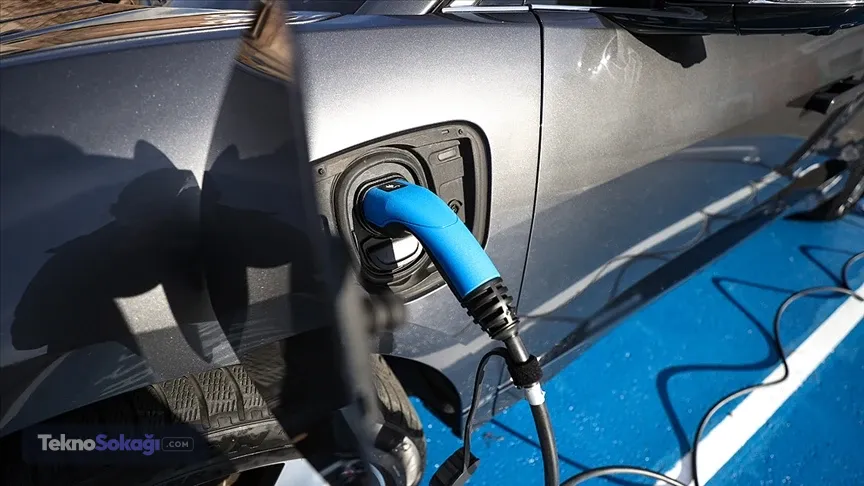 Son üç yılda elektrik tüketimi katlanarak arttıKurban Bayramı tatili dönemlerinde gerçekleşen toplam elektrik tüketimi 2024'te 3 milyon 600 bin kilovatsaat, 2025'te 10 milyon 837 bin 410,45 kilovatsaat ve 2026'da ise 31 milyon 818 bin 291,68 kilovatsaat olarak gerçekleşti.Aynı dönemlerdeki toplam şarj süresi 2024'te 140 bin 935 saat, 2025'te 412 bin 461 saat, 2026'da 1 milyon 39 bin 826 saat oldu. Şarj adedi 2024'teki Kurban Bayramı tatili döneminde 183 bin 891, 2025'te aynı dönemde 522 bin 913 ve bu yıl 1 milyon 63 bin 525 seviyesine ulaştı.