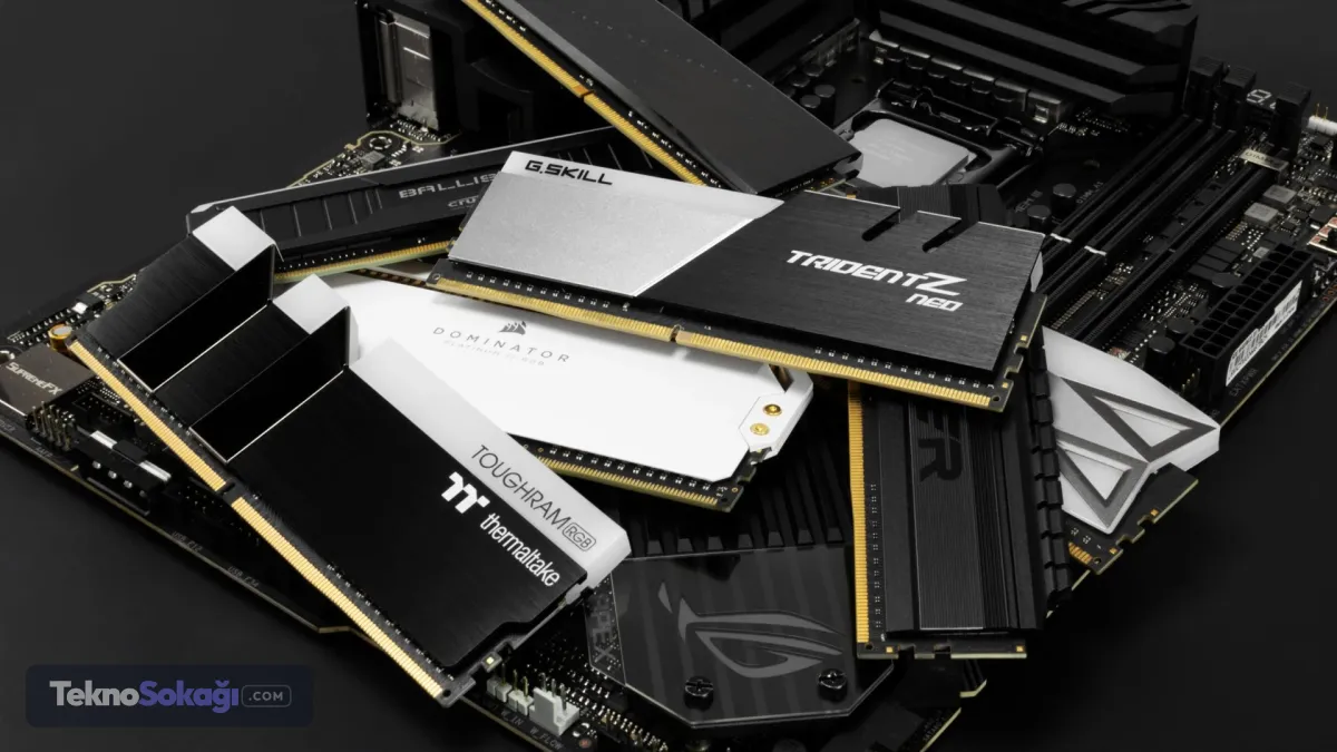 Yapay zeka üretimi kısıtlıyorFiyat artışlarının temelinde teknoloji dünyasını saran yapay zeka furyası yatıyor. Sektörün en büyük üç üreticisi olan Samsung, SK hynix ve Micron, üretim kapasitelerinin çok büyük bir kısmını yapay zeka sistemlerine yönlendiriyor. Bu durum geleneksel RAM üretiminin arka planda kalmasına ve arzın daralmasına neden oluyor. Uzmanlar, maliyet artışlarının etiketlere yansımasının genelde 8 ila 9 ay sürdüğünü belirtiyor.