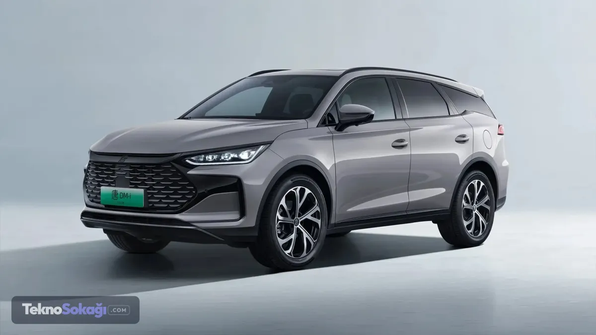 Çin’de test sırasında görüntülenen yeni nesil BYD Tang, markanın büyük SUV ailesinde daha ulaşılabilir bir seçenek olarak konumlandırılabilir. Kamuflajlı prototipin boyutları Sealion 8’e yakın görünüyor. Bu da modelin Tang ailesinde giriş seviyesi büyük SUV rolü üstlenebileceğini gösteriyor.