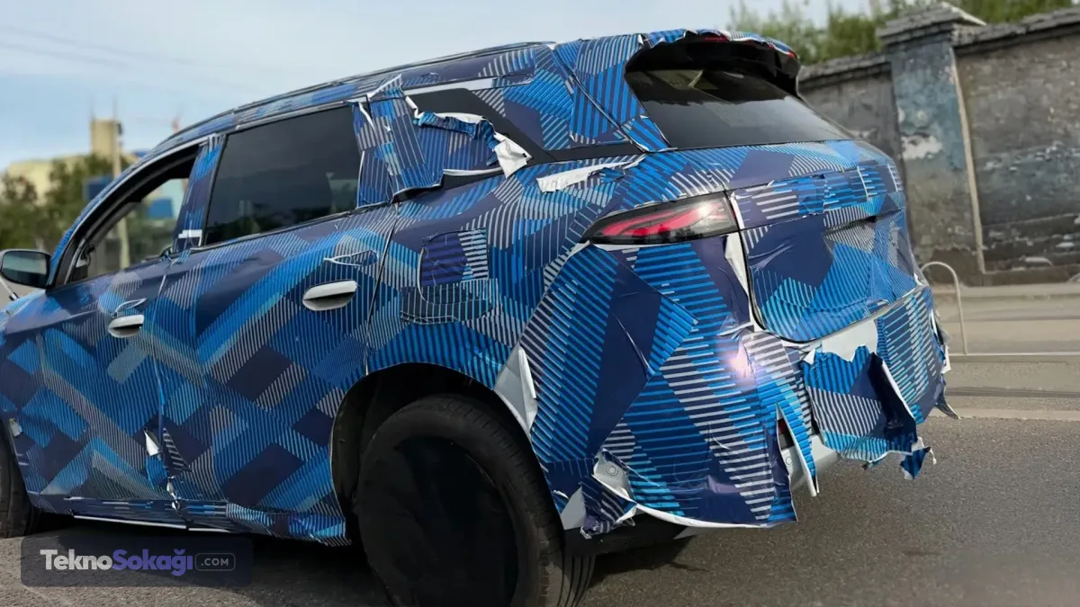 Mevcut BYD Tang, 2018’den bu yana kullanılan platform üzerine inşa ediliyor ve 2022’de makyaj operasyonu geçirdi. Ancak BYD’nin Sealion 8 ve Great Tang gibi daha yeni SUV modellerine ağırlık vermesi, mevcut Tang’ın rekabette yaşlandığını ortaya koyuyor. Yeni nesil modelin bu boşluğu kapatması bekleniyor.