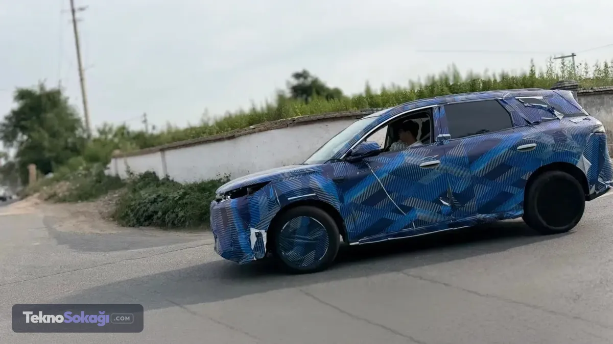 Çin kaynaklarına göre yeni Tang, Sealion 8’in iç mekanı ve şasi altyapısından bazı unsurları kullanabilir. Modelin performans odaklı DM-p versiyonla sunulması beklenmiyor. Buna karşın Disus-A havalı süspansiyon ve arka tekerlekten yönlendirme gibi donanımların opsiyon olarak gelebileceği konuşuluyor.