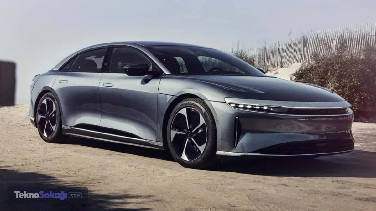 Lucid Motors'tan yeni küçülme kararıAir ve Gravity modellerinin üreticisi Lucid Motors, ABD'deki iş gücünü yüzde 18 oranında azaltacağını duyurdu. Elektrikli araç pazarındaki büyümenin yavaşlaması ve artan rekabet ortamı nedeniyle milyarlarca dolarlık harcama yapan şirket, yeniden yapılanma planını hızlandırdı.