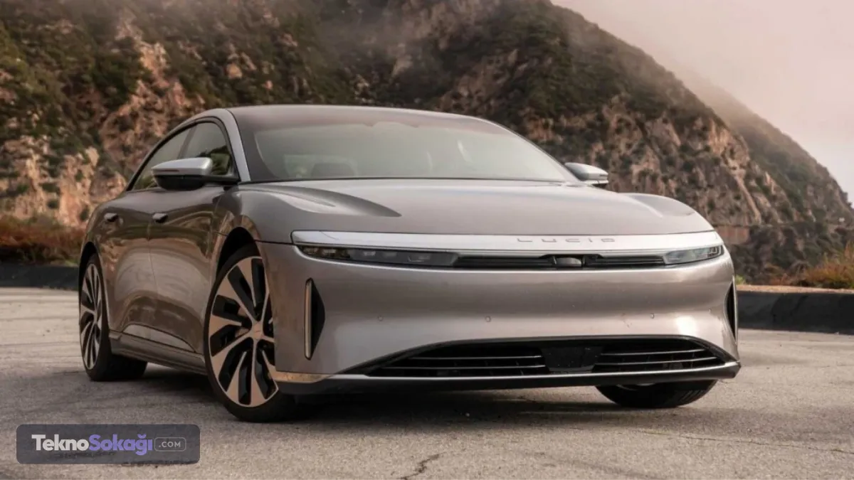 Şirket yeni modellere odaklandıLucid, toparlanma planını Cosmos ve Earth isimli iki yeni elektrikli crossover modeline bağlıyor. Yaklaşık 50 bin dolar başlangıç fiyatına sahip olması beklenen Cosmos modelinin Tesla Model Y ve Rivian R2 ile rekabet etmesi hedeflenirken, üretiminin yıl sonundan önce başlaması planlanıyor. Earth modelinin ise 2027 yılının sonuna kadar piyasaya sürülmesi bekleniyor.