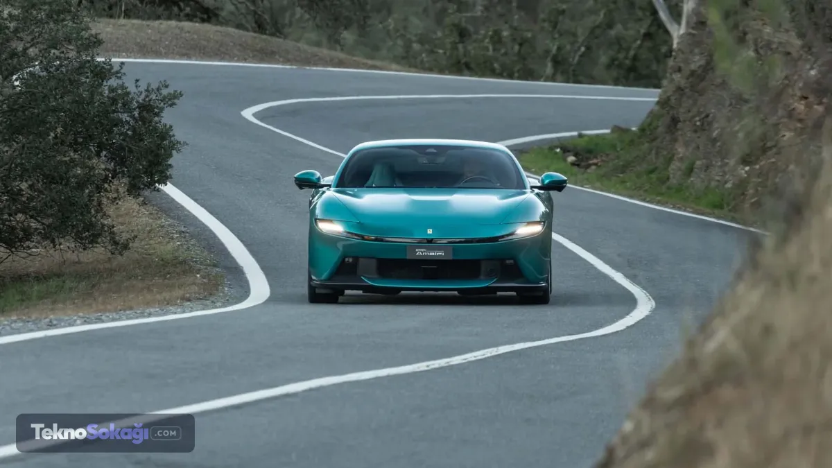 Aracın kalbinde, Ferrari’nin ödüllü F154 motor ailesinden türetilen ve yeni turbo kalibrasyonlarıyla optimize edilen çift turbolu V8 motor yer alıyor. Hibrit destek barındırmayan bu saf benzinli motor, tam 640 beygir (bg) güç üretiyor.
