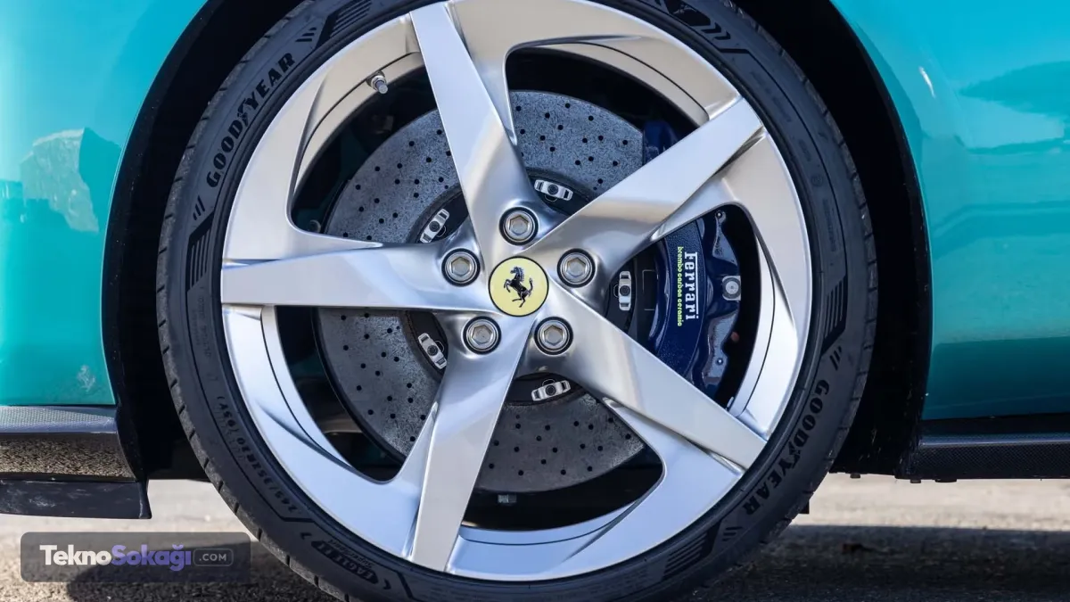 Gücünü arka tekerleklere aktaran araçta, ilk kez SF90 Stradale modelinde görev yapan sekiz vitesli çift kavramalı (F1 DCT) şanzıman bulunuyor.