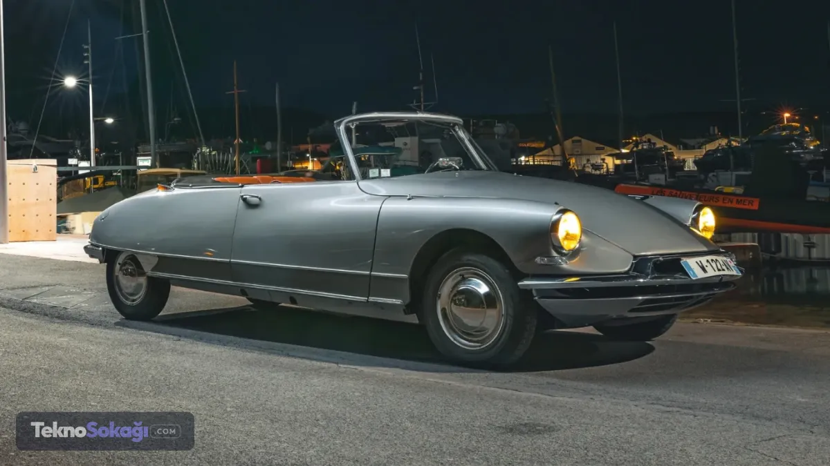 2. Citroen DS: Gökyüzünden düşen felsefeFransız deneme yazarı Roland Barthes'ın