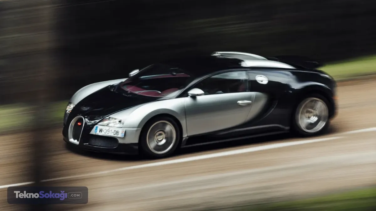 1. Bugatti Veyron: Mühendisliğin sınır çizgisi2005 yılında sahneye çıkan Bugatti Veyron, otomotiv dünyasında gerçek anlamda çığır açtı. Rekorlar kıran 406 km/s'lik azami hızı tek başına etkileyiciydi; ancak onu benzersiz kılan şey, dakikada 4 mil yol kat edebilecek bir canavar olmasının yanı sıra, hafta sonu sahilde keyifli bir yürüyüş ya da alışverişe gitmek için de aynı derecede uysal ve konforlu olabilmesiydi.