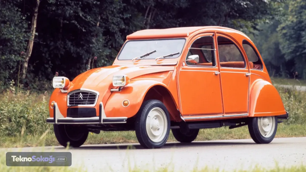 10. Citroen 2CV: Ulusal kimliğin tekerlekli hali42 yıl boyunca aralıksız üretilen Citroen 2CV, sadece bir ulaşım aracı değil, Fransa'nın kültürel bir simgesidir. Televizyonda veya sinemada bir 2CV görünmesi, sahnenin Fransa'da geçtiğini anlatmanın en kesin yoludur. Dört kişi, şapkalar, yumurtalar ve sürülmüş bir tarla hikayesiyle kitleleri taşıyan bu basit araç, adını tarihe altın harflerle yazdırdı.