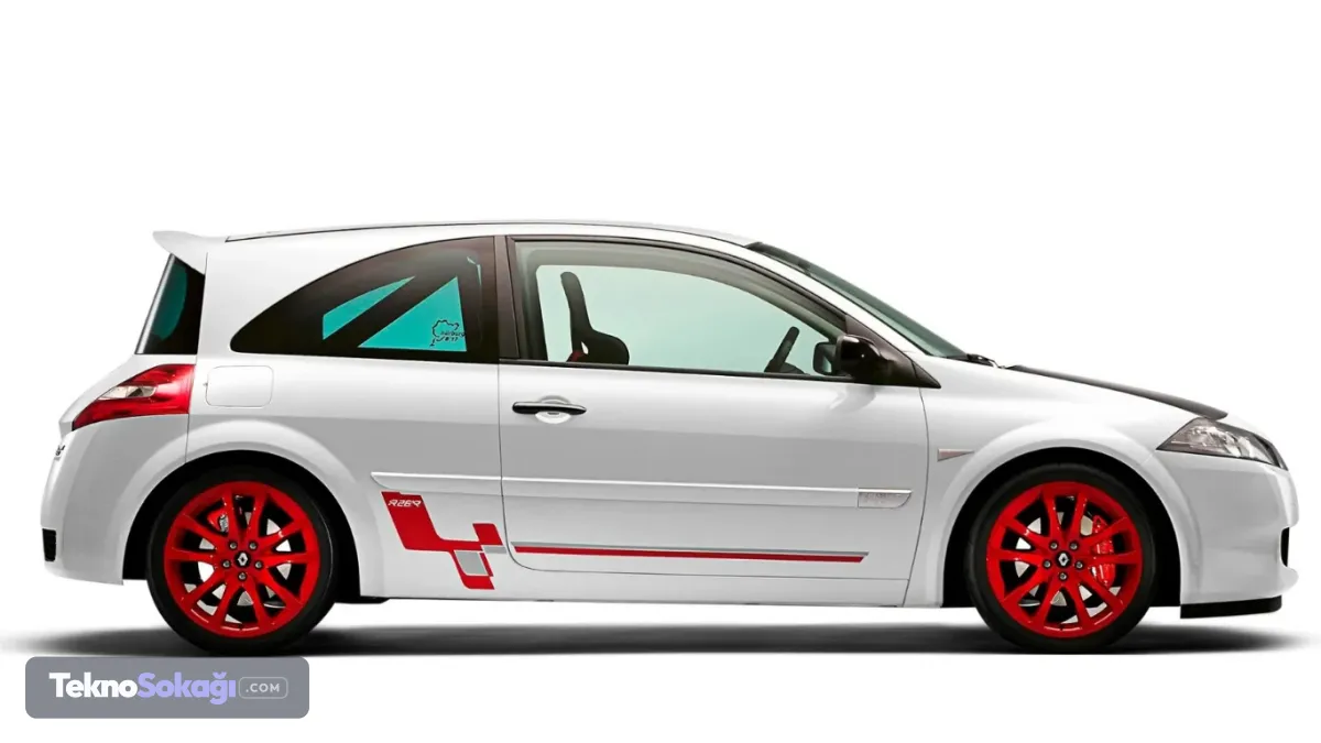 6. Renault Megane R26.R: Mantığı yıkan çelişkiBir hatchback modelinde neden arka koltuklar olmaz ve bagaj güvenlik kafesiyle doldurulur? Eğer iki kişilik sert bir pist aracı yapacaksanız neden önden çekişli olur? Megane R26.R tüm bu mantıklı soruları ve çelişkileri direksiyonuna geçtiğiniz ilk birkaç dakikada unutturuyor. Kendisi 21. yüzyılın en eksiksiz performans otomobillerinden biri.
