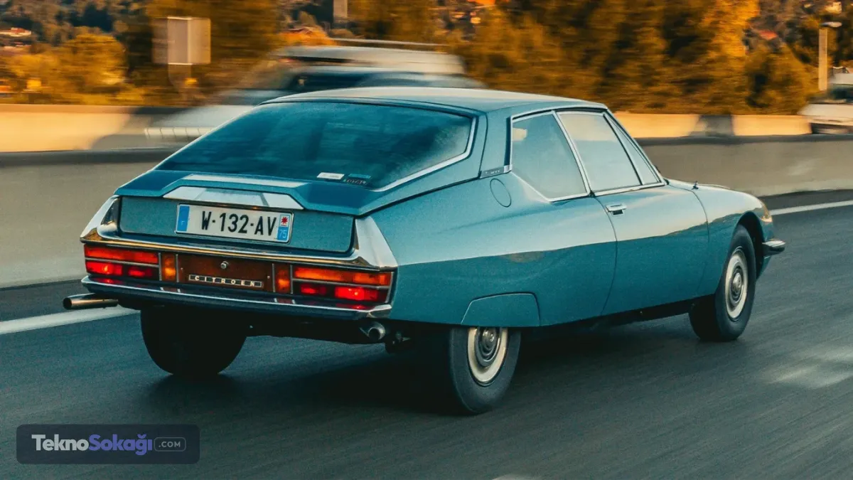 5. Citroen SM: Fransa ve İtalya'nın muhteşem evliliğiFransa'nın sıra dışı hidrolik süspansiyon teknolojisi ile İtalya'nın güçlü Maserati V6 motoru bir araya gelirse ne olur? Cevap: Muhteşem bir grand tourer olan Citroen SM. Sahip olmanın mekanik anlamda bazı baş ağrılarına neden olabileceği doğru, ancak bir SM ile hayatın asla sıkıcı olmayacağı kesin.