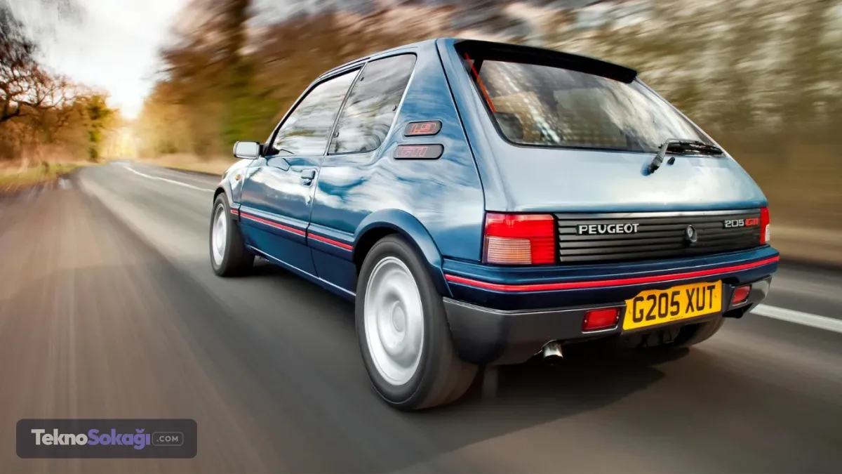 3. Peugeot 205 GTi: Hot hatch dünyasının kralı"Gelmiş geçmiş en iyi hot hatch" listelerinin değişmez bir numarası olan 205 GTi; düşük ağırlığı, mükemmel ayarlanmış süspansiyonu ve canlı, gürültülü dört silindirli motoruyla sürüş safkanlığını temsil ediyor. Günümüz araçları daha büyük ve hızlı olabilir ancak çok azı sürücünün yüzüne bu kadar büyük bir gülümseme yerleştirebiliyor.