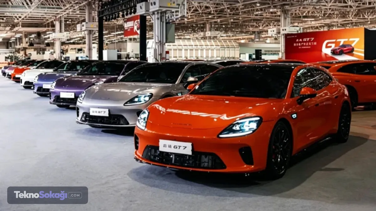 900 kilometre menzil iddiasıyla geliyorGT7’nin üst versiyonlarında 900 kilometreye kadar menzil sunulacağı aktarılıyor. Bu değer, modeli uzun yol kullanımı ve premium elektrikli otomobil rekabetinde daha iddialı hale getiriyor.