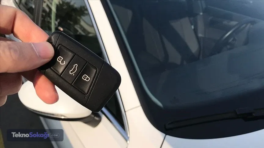 İlk gün fotoğrafları tek kanıtınız olabilirİkinci el araç alım sürecinde test sürüşünün ve belge kontrolünün ihmal edilmesi, sonradan geri dönüşü olmayan motor, şanzıman veya süspansiyon arızalarını beraberinde getiriyor. Bunun yanı sıra, güvenli ticaret için ezber bozan bir yöntem daha öneriliyor: Aracın ilk inceleme anında fotoğraflanması. Beğenilen aracın detaylı fotoğraflarının çekilmesi, anlaşma günü ile noter teslim günü arasında geçebilecek birkaç günlük sürede oluşabilecek riskleri engelliyor. Teslimat esnasında aracın güncel durumu ile ilk gün çekilen fotoğraflar karşılaştırılarak, sonradan oluşan yeni hasarlar, parça değişimleri veya eksiklikler kolayca tespit edilebiliyor. Bu fotoğraflar, olası bir dolandırıcılık veya uyuşmazlık durumunda alıcının elindeki en güçlü hukuki kanıt oluyor.
