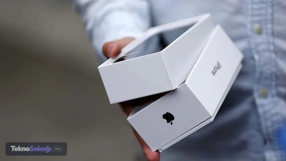 Apple'ın 2026 yılında tanıtması beklenen iPhone 18 Pro modeliyle ilgili dikkat çeken fiyat tahminleri ortaya çıktı. Küresel ölçekte yükselen bellek maliyetleri ve yeni nesil donanım yatırımları, şirketi ürün fiyatlarında artış yapmaya yönlendirebilir.iPhone 18 Pro ne kadar olacak?The Wall Street Journal'ın analizine göre, Apple'ın yeni amiral gemisi iPhone 18 Pro'nun başlangıç fiyatı 1.399 dolara kadar yükselebilir. Şirket CEO'su Tim Cook da son dönemde artan bellek çipi maliyetlerinin Apple üzerindeki etkisini kabul etti. Ancak hangi ürünlerde ve ne ölçüde fiyat artışı yapılacağına ilişkin resmi açıklamanın Eylül ayında düzenlenecek iPhone lansmanında yapılması bekleniyor.