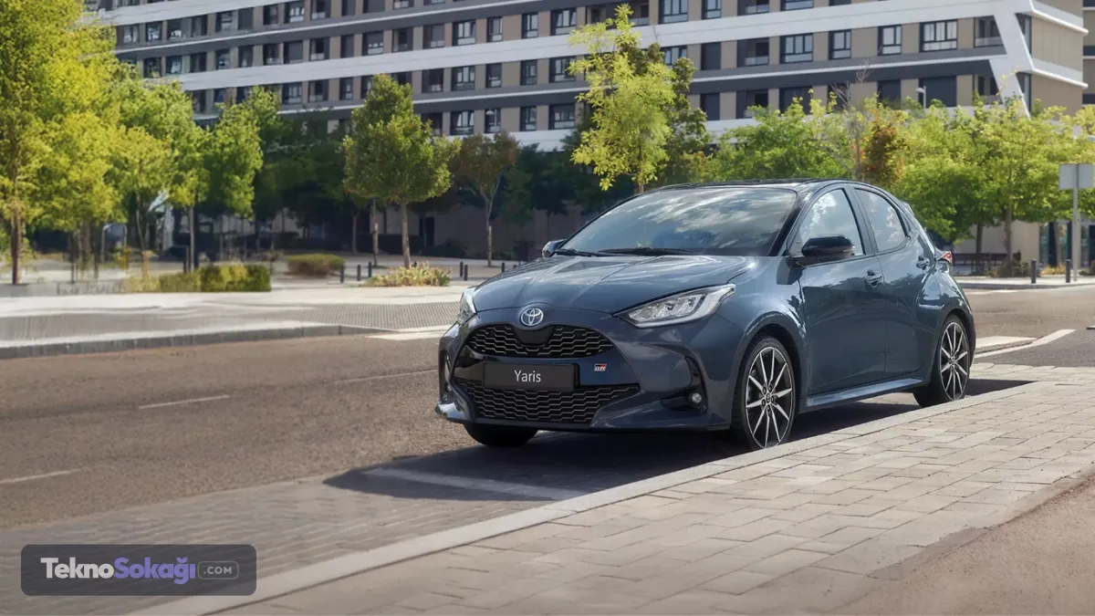 3. Toyota Yaris (1.5 Hybrid)Şehir içi trafiğinin en az yakan modellerinden biri olan Yaris, Toyota'nın rüştünü ispatlamış hibrit teknolojisini barındırıyor. Gelişmiş elektrik-benzin kombinasyonu, hem arıza oranını düşürüyor hem de yakıt tüketimini minimuma indiriyor.