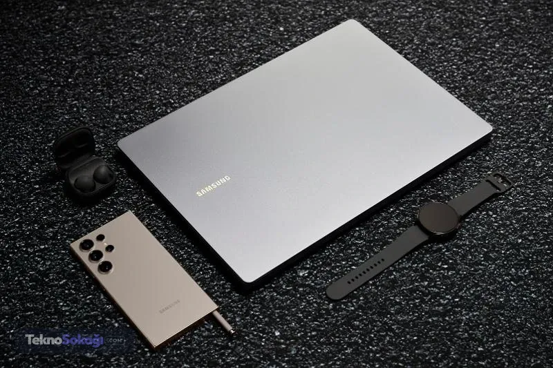 Üst segment modeller: Galaxy S ve Z serisiAndroid 17 güncellemesini alacağı kesinleşen en eski S serisi modeller 2023 yılında piyasaya sürülen Galaxy S23 ailesi oldu. Bu kapsamda güncellenecek üst düzey modeller şu şekilde sıralanıyor:Galaxy S23, Galaxy S23+, Galaxy S23 Ultra ve Galaxy S23 FEGalaxy S24, Galaxy S24+, Galaxy S24 Ultra ve Galaxy S24 FEGalaxy S25, Galaxy S25+, Galaxy S25 Ultra, Galaxy S25 FE ve Galaxy S25 EdgeGalaxy S26, Galaxy S26+ ve Galaxy S26 UltraGalaxy Z Fold 5, Galaxy Z Flip 5Galaxy Z Fold 6, Galaxy Z Flip 6 ve Galaxy Z Fold Special EditionGalaxy Z Fold 7, Galaxy Z Flip 7 ve Galaxy Z Flip 7 FEGalaxy Z Fold 8, Galaxy Z Flip 8 ve Galaxy Z TriFold