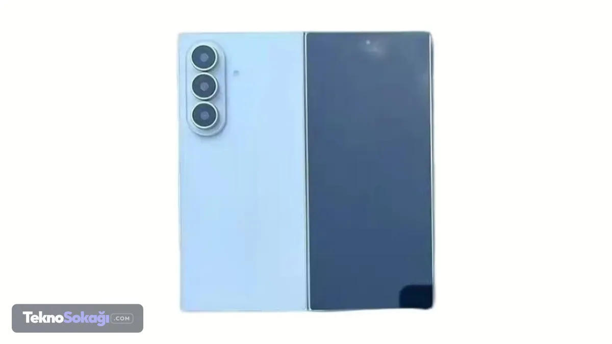 Samsung Galaxy Z Fold8 ve Galaxy Z Fold8 Ultra’ya ait maket modeller yan yana görüntülendi. Daha uzun gövdeye sahip modelin Galaxy Z Fold8 Ultra olarak adlandırılması bekleniyor. Daha kısa ve geniş yapılı modelin ise standart Galaxy Z Fold8 adıyla piyasaya çıkacağı öne sürülüyor.