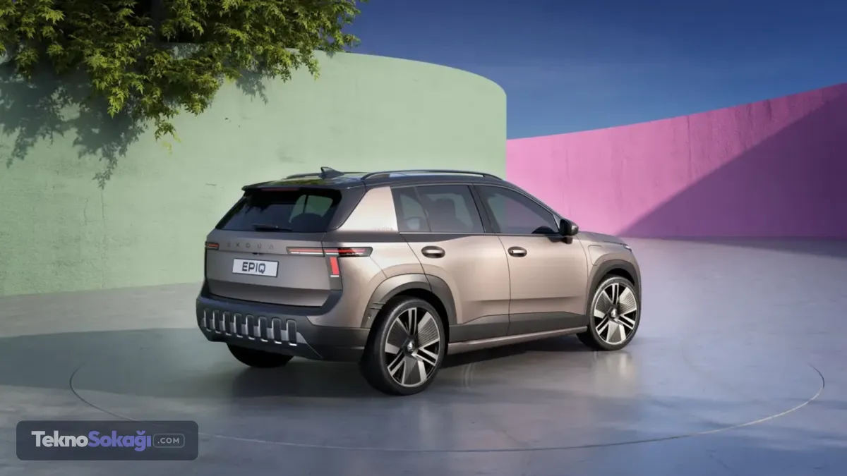 Skoda cephesinde stratejik bir hamleEpiq'in üretim bandına girmesi, Skoda için yalnızca portföye yeni bir aracın eklenmesi anlamına gelmiyor. Bu otomobil, markanın İspanya sınırları içerisinde ürettiği birinci model olma unvanını taşıyor. Aynı zamanda Superb'den sonra, markanın Çekya dışındaki Avrupa üretim haritasında kendine yer bulan ikinci modeli olarak da öne çıkıyor.