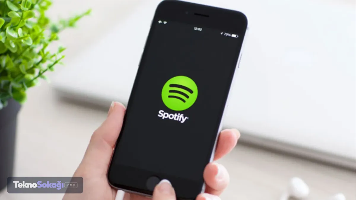 Kullanıcılar net bir işaretleme istiyorMüzik sektörünün uzman yazarlarından Hakan Hasırcıoğlu'nun analizine göre, dinleyicilerin asıl öfkesi kanıtsız komplo teorilerinden ziyade platformun şeffaflık eksikliğinden kaynaklanıyor. Spotify, raporlama araçları ve doğrulama rozetleri ile bazı adımlar atmış olsa da kullanıcılar radikal bir hamle bekliyor: Platformdaki bir şarkının yapay zeka tarafından yapılıp yapılmadığının açık bir etiket veya uyarı işaretiyle dinleyiciye net olarak gösterilmesi talep ediliyor.
