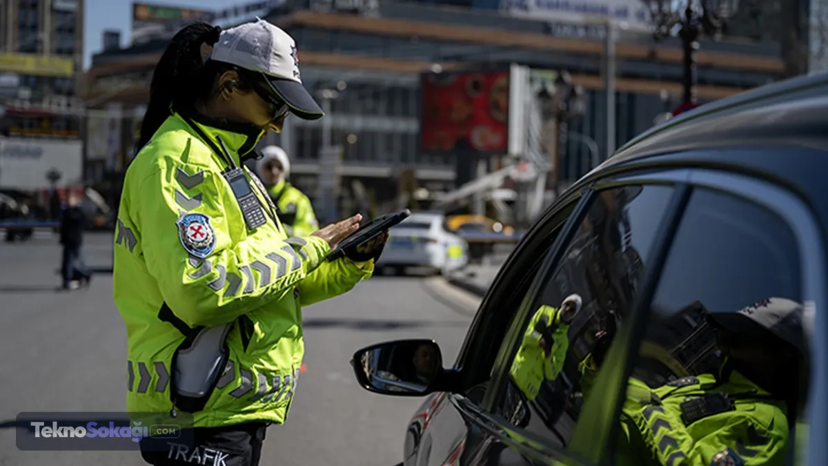 Çalışmaları tamamlanarak Cumhurbaşkanlığı onayına sunulan yeni Trafik Kanunu Uygulama Yönetmeliği, günlük hayatta sıkça kullanılan pratik çözümlere yasal güvence getirdi. Düzenleme sayesinde, trafik polislerinin denetimlerde uyguladığı farklı yorumların önüne geçilerek objektif kurallar belirlendi.