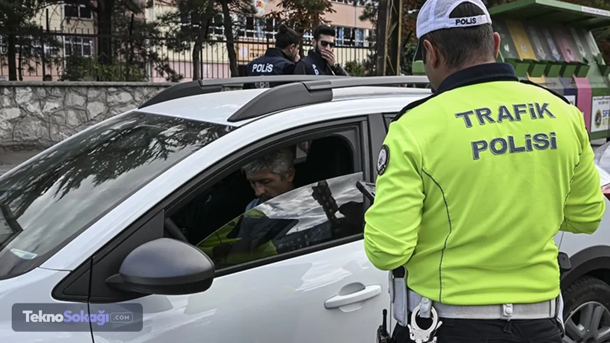 Dikiz aynasına koku asmak yasak mı, cezası var mı?Sürücülerin dikiz aynasına astığı koku ve benzeri aksesuarların kullanım sınırları da bu nesnel ölçülerle yasal bir zemine kavuşturuldu. 