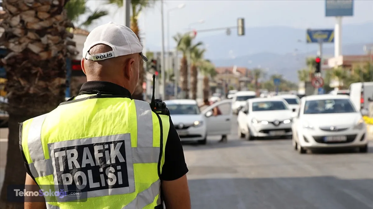 Araç ses sistemine ve müzik açmaya hangi durumlarda ceza yazılır?Yeni yönetmelikle, ses cihazlarının kullanımına ilişkin denetim mekanizması tamamen objektif kriterlere oturtuldu. Bir araca ses sisteminden dolayı işlem yapılabilmesi, "sesin araçtan dışarıya taşarak kamunun rahat ve huzurunu bozması" ve bu durumun somut bir şekilde "kayıt altına alınması" şartına bağlandı.